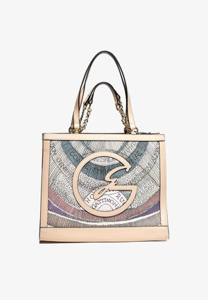 Bolso tote beige con detalles en piel negra y asas de cadena. Presenta un diseño colorido y estampado, un logo prominente y una superficie texturizada.