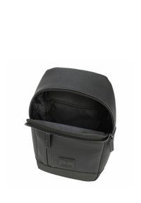 Zaino nero con texture, dalla forma arrotondata, con chiusura a zip e tasca interna con zip. Realizzato in materiale sintetico con rivestimento interno liscio.