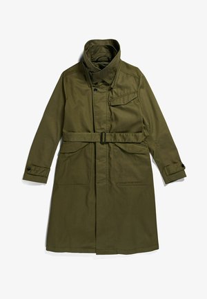 Olivgrüner langer Mantel mit hohem Kragen, Gürtel mit Schnalle an der Taille, geknöpfte Bündchen, Klappentaschen und asymmetrische Brusttasche.