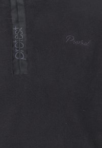 Pullover de forro polar negro con cuello de media cremallera, logo bordado de "Protest", tejido texturizado y acabado suave.
