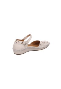 Zapato blanco de cuero tipo slingback con intrincado diseño floral de cortes, detalle trenzado a lo largo de la suela y un tacón bajo en forma de cuña.