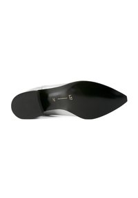 Pantof cu toc înalt, cu vârful ascuțit, material superior argintiu și o talpă neagră, netedă. Mărimea marcată este 37. Design minimalist, finisaj elegant.