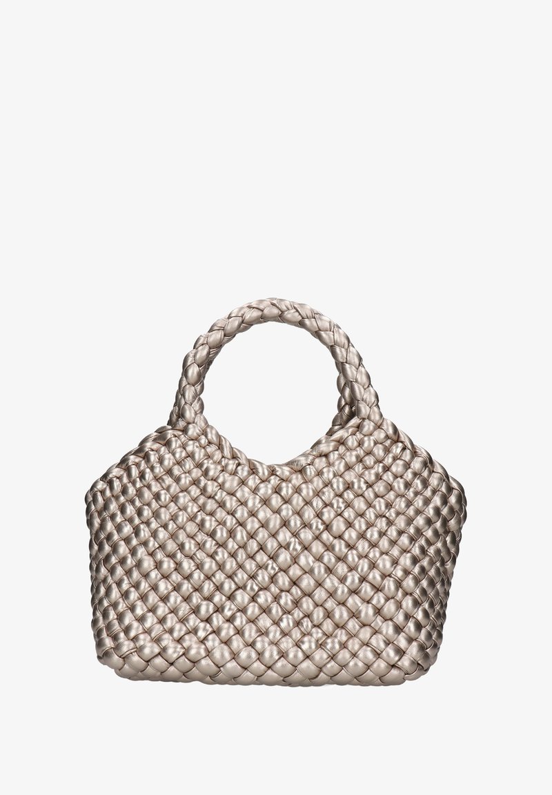Geweven handtas in metallic lichtbeige, met een gevlochten ontwerp en ronde handvatten, met een zachte textuur en gestructureerde vorm.