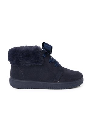 Marineblauwe enkellaarsjes met een faux fur manchet, van textuur suede materiaal, satijnen veters, en een rubberen zool.