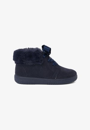 Stivaletti alla caviglia blu navy con risvolto in pelliccia sintetica, materiale in camoscio testurizzato, lacci in nastro di raso e suola in gomma.