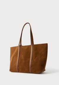 Pruun seemisnahast käekott, millel on siledad nahkdetailid, kaks pikka sangast ja stuktureeritud kuju hoiustamiseks.