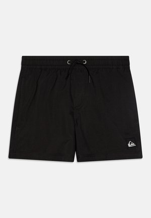 Shorts de bain noirs avec une taille élastique, cordon de serrage et poche latérale. Présente un petit patch logo sur le bas à gauche.