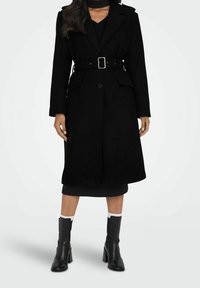 Manteau en mélange de laine noire avec une ceinture à la taille, des manches longues et un col. Il présente une fermeture à un seul bouton et des poches avant.