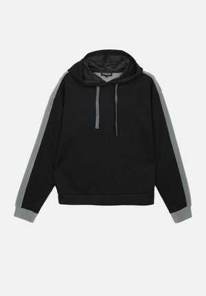 Sudadera con capucha negra y detalles grises en los hombros y los puños, que cuenta con cordones y una textura suave. Diseño simple y de corte relajado.