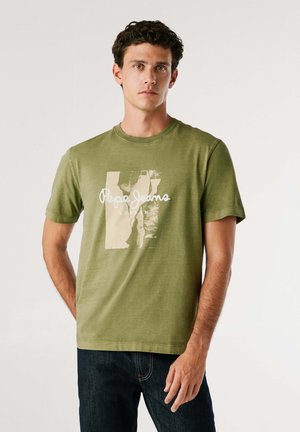 Olijfgroen katoenen T-shirt met korte mouwen, ronde hals en een grafisch ontwerp aan de voorkant met "Pepe Jeans London" in witte tekst.
