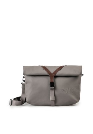Borsa messenger grigia a tracolla con cinturino in pelle marrone e chiusura con fibbia, con logo a/u in rilievo sul davanti.