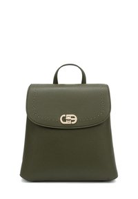 Zaino in pelle verde oliva con patta arrotondata, dettagli cuciti e chiusura in tonalità dorata. Dispone di una maniglia superiore per un facile trasporto.