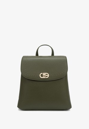 Zaino in pelle verde oliva con patta arrotondata, dettagli cuciti e chiusura in tonalità dorata. Dispone di una maniglia superiore per un facile trasporto.