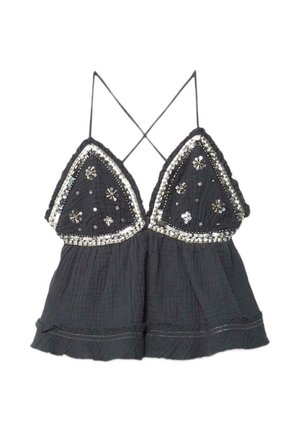 Čierny crop top bez rukávov s tenkými prekríženými ramienkami, trojuholníkovými zdobenými košíčkami s striebornými flitrami a kvetinovými vzormi z korálikov.