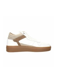 Witte leren hoge sneaker met beige suède accenten, ronde neus, veters sluiting aan de voorkant en een gumrubberen zool. Gladde textuur met geperforeerde details.