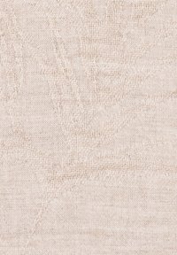 Helles beige, strukturiertes Gewebe mit einem subtilen Blattmuster, das eine gewebte Optik und weiche, natürliche Fasern aufweist.