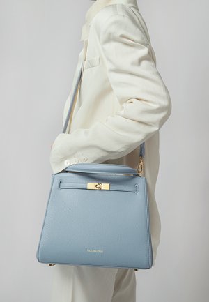 Borsa a mano in pelle blu chiaro con una forma strutturata, chiusura in metallo dorato e tracolla removibile, esposta su uno sfondo neutro.