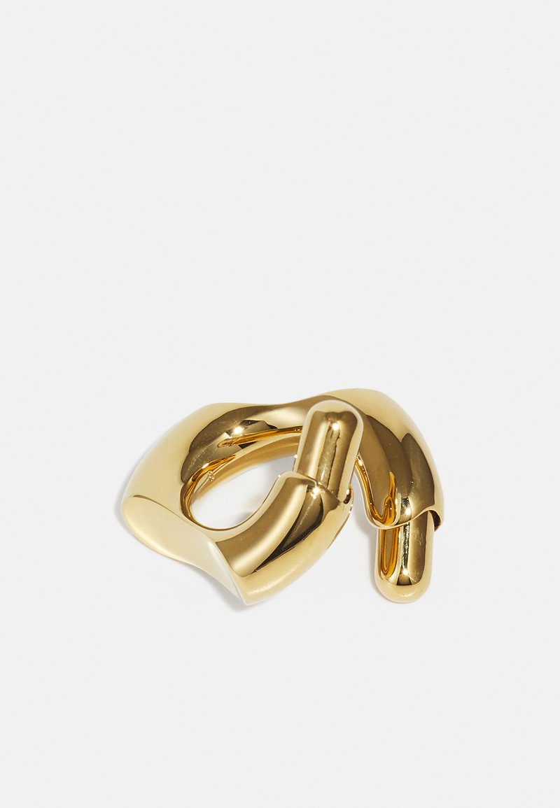 Gouden metalen ring met een gladde, gedraaide vorm. Kenmerkt zich door ronde vormen en een gepolijste afwerking, wat een reflecterend oppervlak creëert. Geen patronen of accenten.
