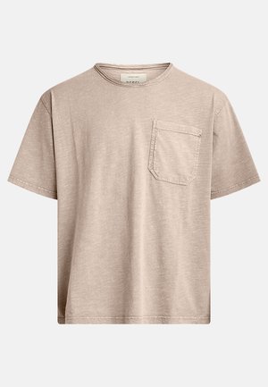 Lys beige kortermet t-skjorte med rund hals, med lomme på venstre bryst og et mykt, teksturert stoff.