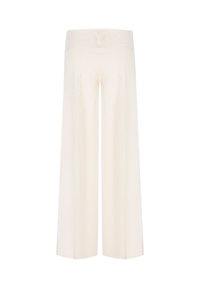 Weit geschnittene, cremefarbene Hosen mit dezenten vertikalen Nadelstreifen und Gesäßpaspeltaschen, von hinten gezeigt.
