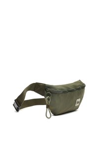 Olivovo zelená ľadvinka so zipsovým uzáverom, nastaviteľným pásom a textúrovaným materiálom. Na prednej strane sa nachádza nášivka s logom. Kompaktný dizajn.