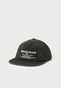 Căciulă din denim negru cu vizor plat, având text brodat alb: "tommy jeans," "NEW YORK CITY," și coordonate. Material texturat cu un buton central de sus.