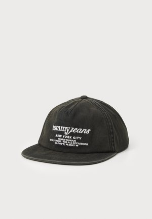 Casquette en denim noir avec une visière plate, ornée de texte brodé blanc : "tommy jeans," "NEW YORK CITY," et des coordonnées. Tissu texturé avec un bouton central sur le dessus.