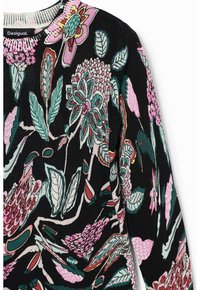 Mehrfarbiger Pullover mit floralem Muster auf schwarzem Hintergrund, lebhaften pinken, türkisfarbenen und grünen Akzenten; gerippter Kragen.