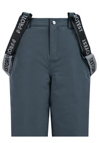 Pantalon gris foncé avec des bretelles ajustables noires et grises étiquetées "PROTEST", attachées aux passants de ceinture.