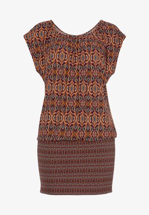 Top à manches courtes avec un motif abstrait multicolore ; tissu supérieur texturé et partie inférieure à motifs ; coupe décontractée, col rond.