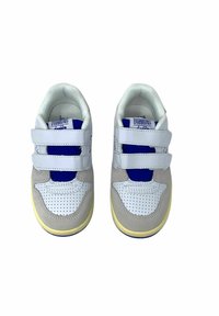 Sneakers con una parte superiore in pelle bianca e suede grigio. Le caratteristiche includono accenti blu, dettagli perforati e doppie strap in Velcro.