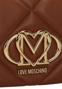 Borsa con effetto pelle marrone e design trapuntato, con logo in metallo dorato e nome del marchio "LOVE MOSCHINO" nella parte inferiore.