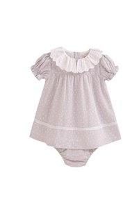 Kleid für Säuglinge im Gingham-Muster in Grautönen mit einem weißen Spitzenkragen, Puffärmeln und einem rüschten Oberteil; inklusive passender Unterhose.