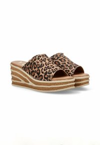 Sandalias de cuña con estampado de leopardo y diseño de punta abierta, suela de color marrón con amortiguación y entresuela de corcho en capas. Patrón y texturas audaces son prominentes.