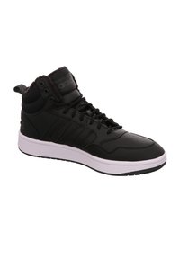 Sneaker alte nere in pelle sintetica. Presentano un colletto imbottito, lacci piatti, tre strisce laterali e una suola in gomma testurizzata.