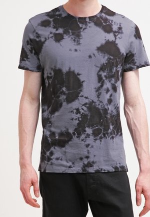 Harmaa t-paita mustalla tie-dye-kuviolla, pyöreällä kaula-aukolla, lyhyillä hihoilla ja rentoon leikkaus. Valmistettu pehmeästä puuvillakankaasta.