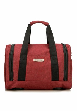 Sac de sport en tissu rouge avec des sangles noires, fermeture éclair et une plaque logo en métal. Présente une forme rectangulaire et un matériau texturé.