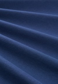 Navyblauwe katoenstof met een gladde textuur, met subtiele plooien en een zachte afwerking, ideaal voor kleding en bekleding.