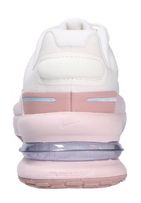 Scarpa sportiva bianca con tomaia in rete, dettagli rosa e un'unità di ammortizzazione visibile nel tallone. Presenta dettagli di cuciture azzurre.