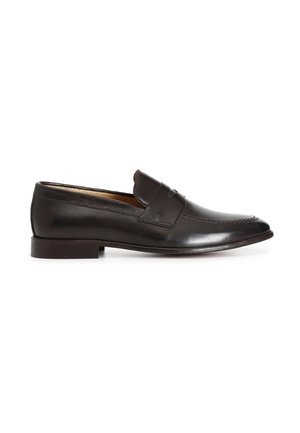 Musta nahkainen penny loafer matalalla korolla, pyöreällä kärjellä ja klassisella remmikoristeella päällä.