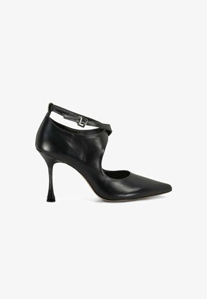 Pump in pelle nera con punta affusolata, fianchi tagliati e cinturino alla caviglia regolabile. Presenta un tacco sottile e una texture liscia.