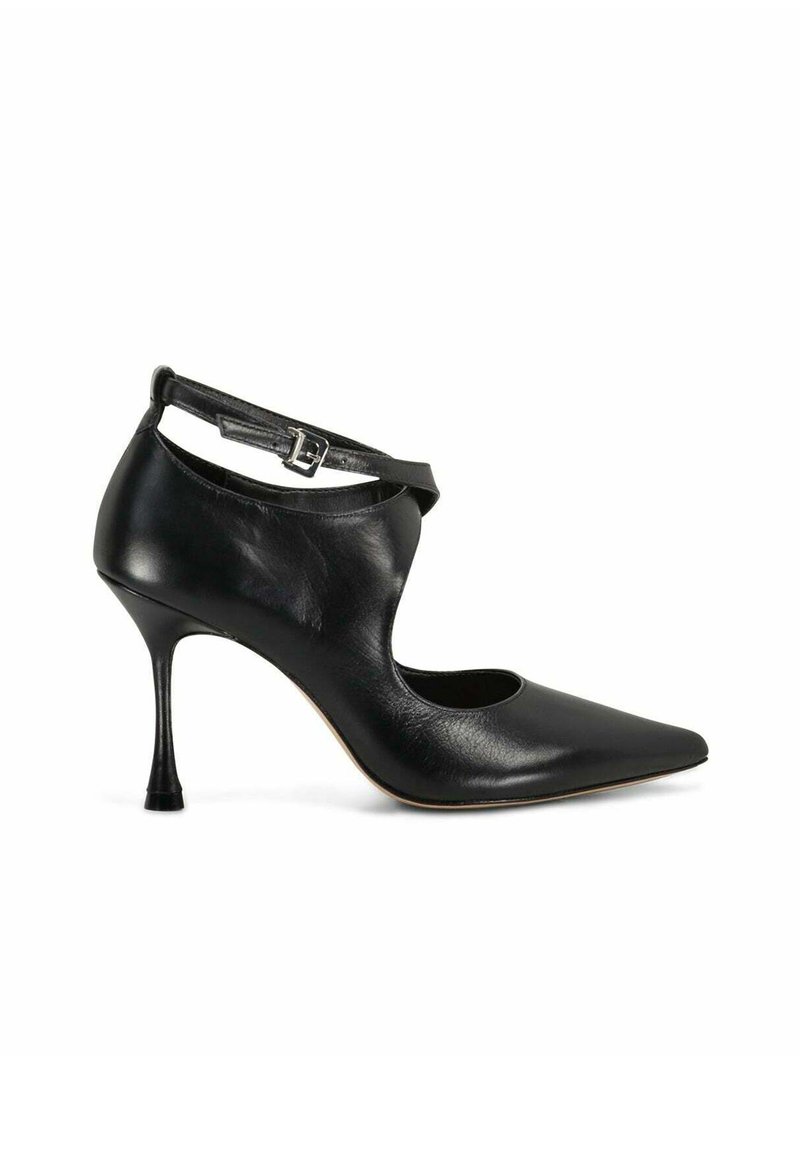 Zwarte leren pump met een spitse neus, uitsneden aan de zijkanten en een verstelbare enkelband. Heeft een slanke hak en een zachte textuur.