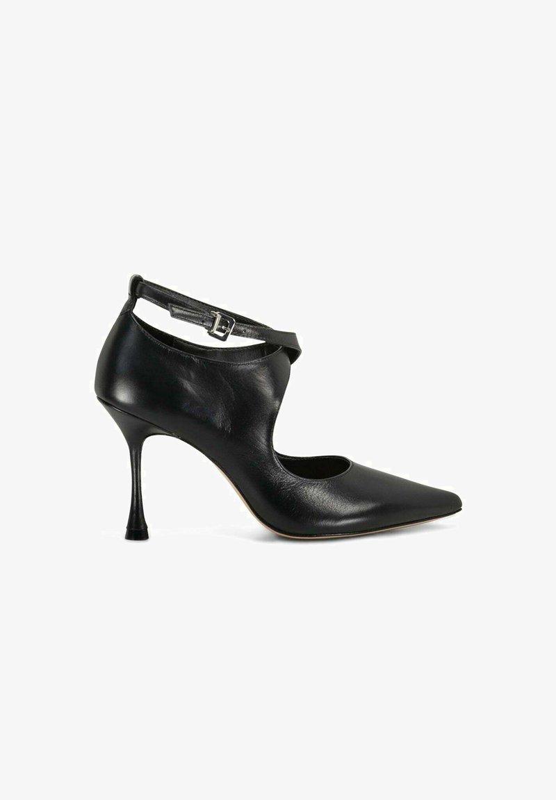Zwarte leren pump met een spitse neus, uitsneden aan de zijkanten en een verstelbare enkelband. Heeft een slanke hak en een zachte textuur.