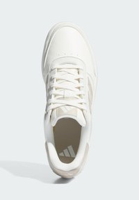 adidas Performance RETROCROSS 24 SPIKELESS - Golf shoes - chalk white beige orbit gre