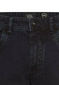 Denim jeans i mørkeblå med en glat tekstur, der har knaplukning, bæltestropper, sidelommer og et mærketrækket syet ved livet.