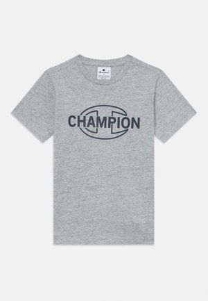 Grijze katoenen t-shirt met korte mouwen, voorzien van een groot navyblauw "CHAMPION" logo centraal op de voorkant.