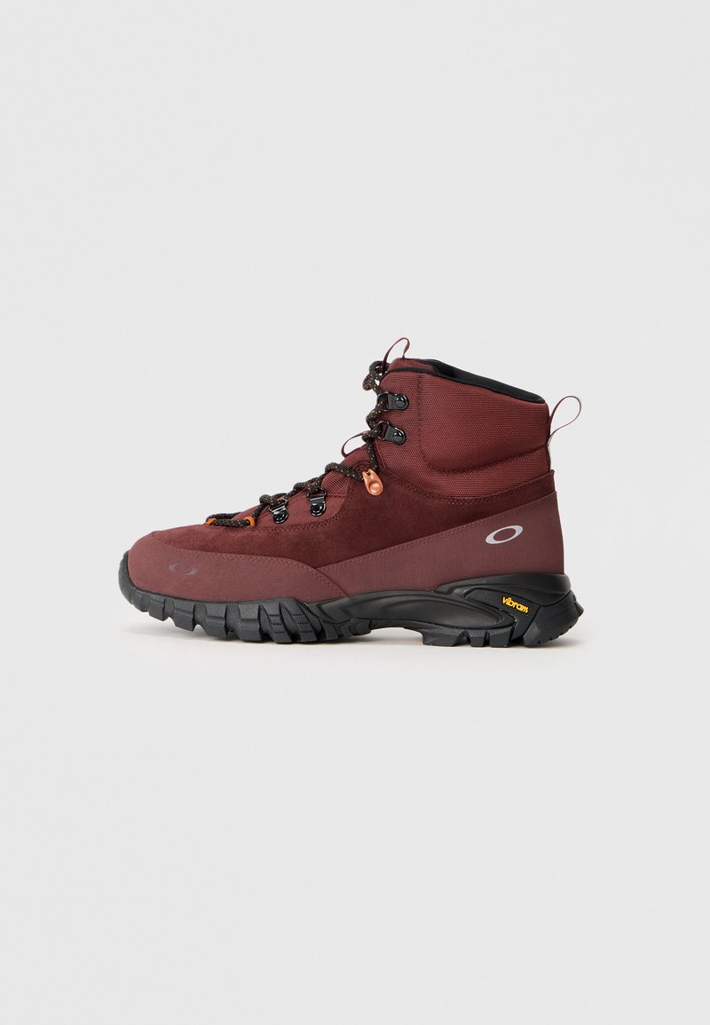 Stivale da trekking bordeaux con tomaia in suede e tessuto, design con lacci, suola in gomma Vibram e collo imbottito per il comfort.