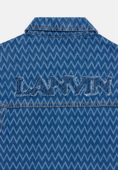 Giacca di denim con un motivo a zigzag nelle tonalità di blu. "LANVIN" è ricamato in denim usurato sul retro, con colletto pieghevole.