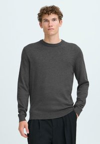 Grijze heren sweater van een zachte stof, met een ronde halslijn en lange mouwen, voorzien van een aansluitende onderkant en subtiele textuur.
