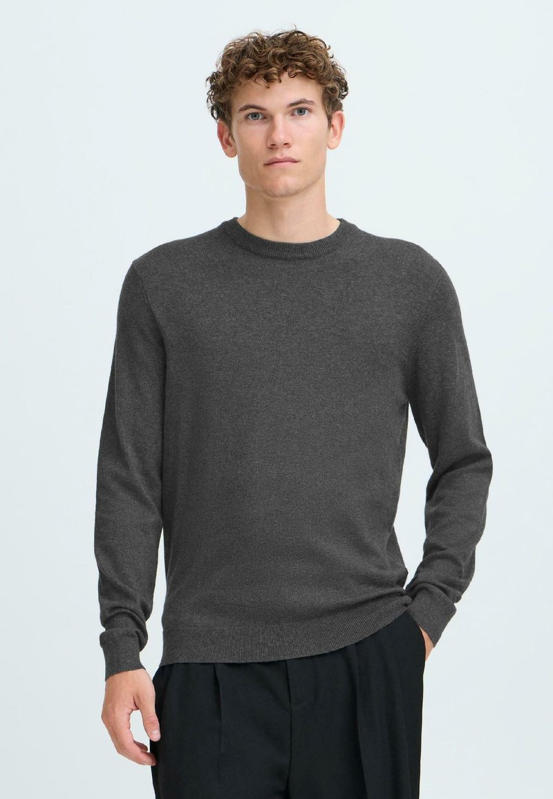 Grijze heren sweater van een zachte stof, met een ronde halslijn en lange mouwen, voorzien van een aansluitende onderkant en subtiele textuur.